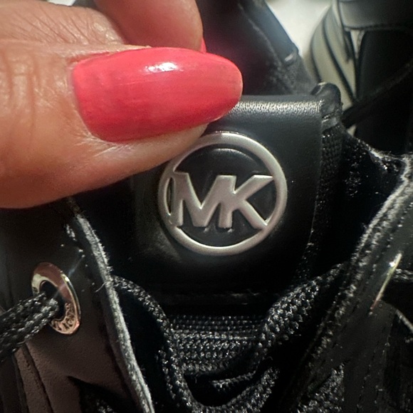 Women Micheal Kors Wilma Logo Trainer shoes - Picture 8 of 13